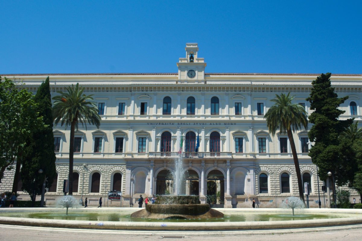 VisitPuglia72's tweet photo. Università di #Bari avvia un progetto "Adotta uno studente": https://t.co/qfO4XdTQNw
#unibari #puglia #grantouritalia https://t.co/tiadcuWcSB