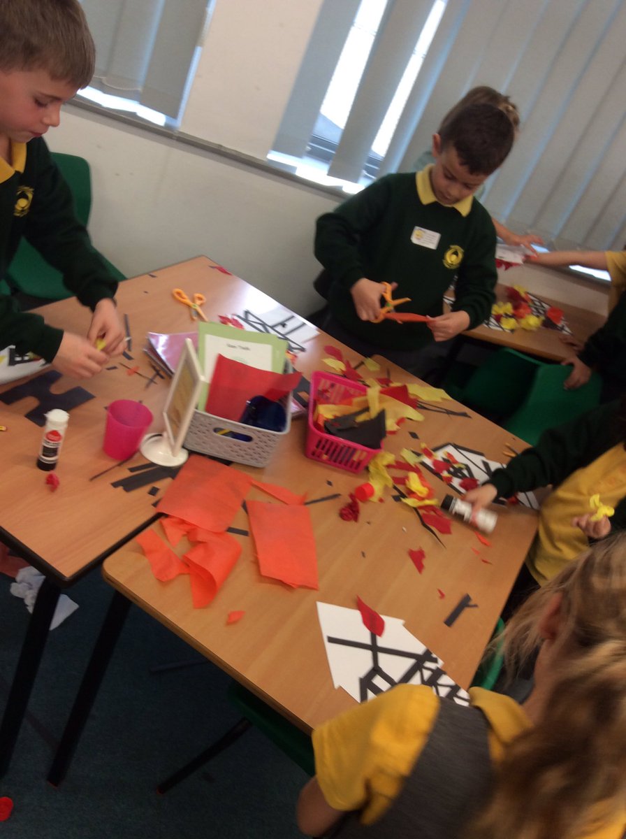 StarlingsMPS's tweet photo. Today in Starlings we've been making some Tudor houses similar to those in the 1600s. #GFofL #History #NotLookingForwardToCleaningUp #WeLoveBeingCreative https://t.co/YQx4mk85ri