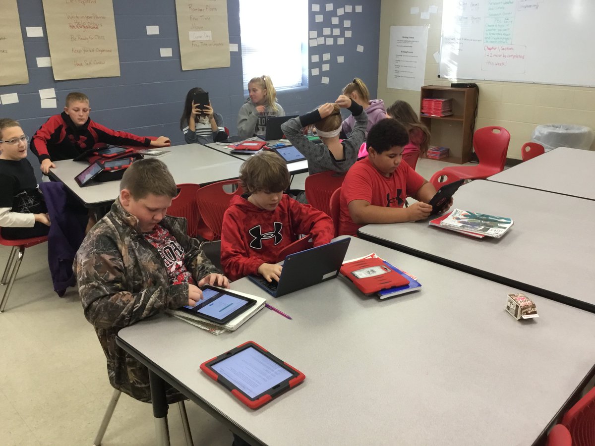 RobinsonDawgs's tweet photo. Mrs. Mead's #6thGrade homeroom class group tweeted answers during Mr. Brownlee's #science class. #GroupTweet #RIS #HounDawgU https://t.co/5c0isPG7zy
