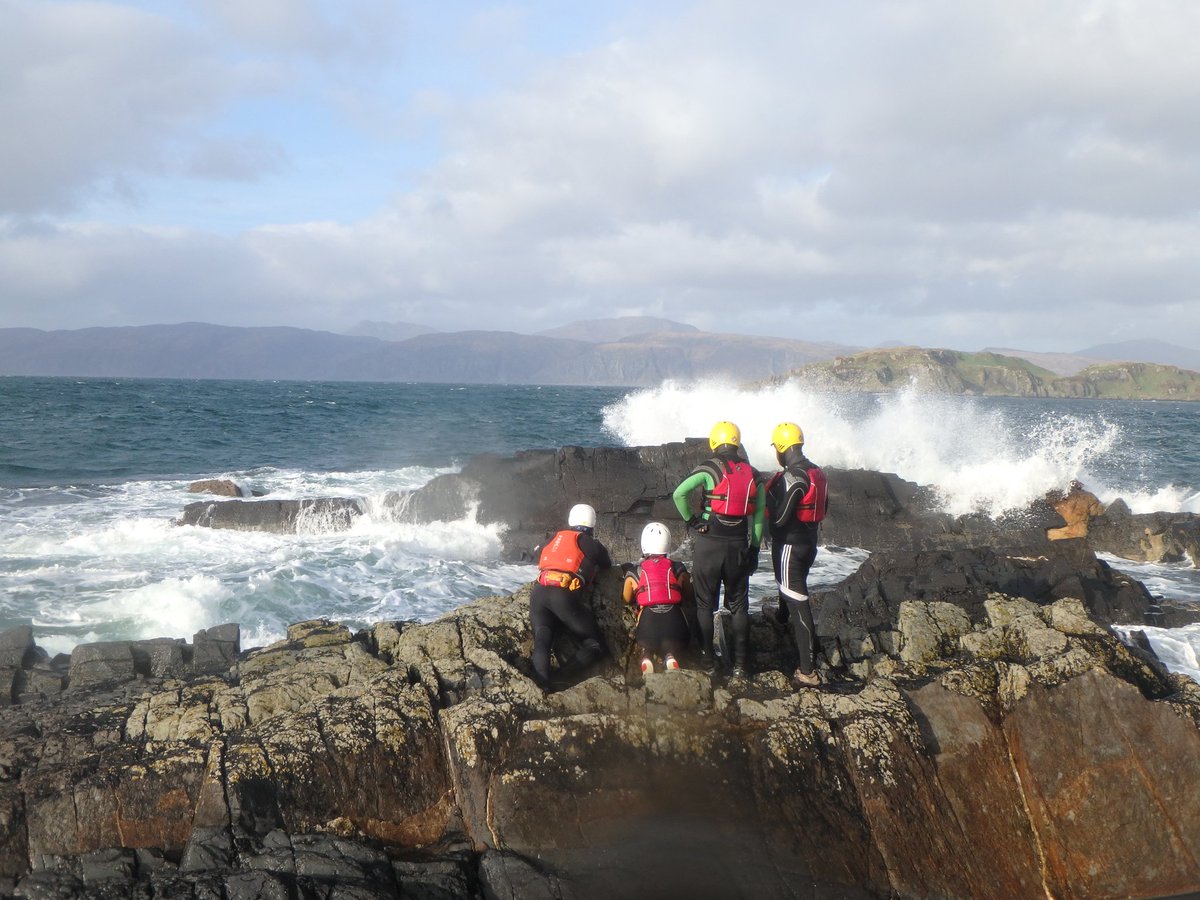 AndySpink1's tweet photo. Learning to make correct decisions today.  @ArgyllCollege #uhi #scotlandoutside  #dynamicrisk  #coasteering #LeadershipDevelopment #outdoorlearning #students #skillstraining instructed by #hebrideanpursuits #thinkuhi #bestclassroom https://t.co/NSDnGcJILo