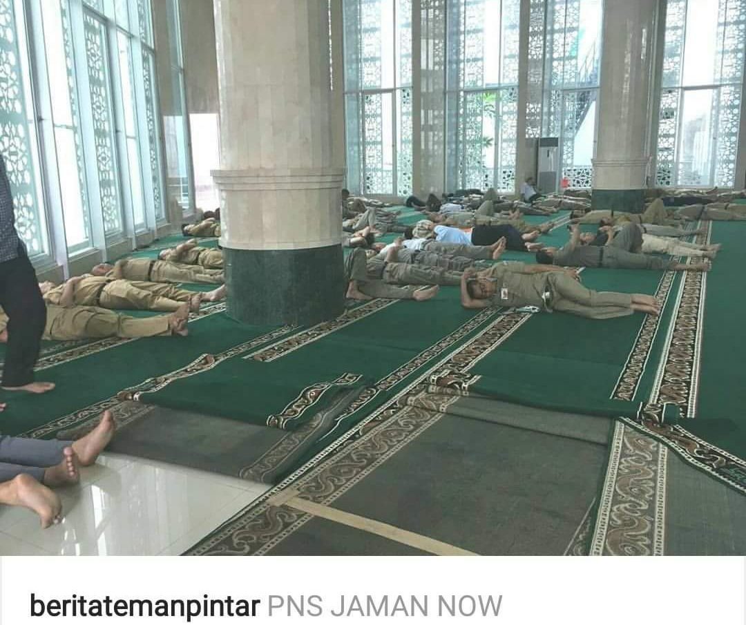 arifinpribadi's tweet photo. Hal yg tidak akan terjadi dr era Ahok , lihat PNS begini di jam siang di mesjid balai kota ....tepat emang pilihan 58% https://t.co/1WlKAvZlc7