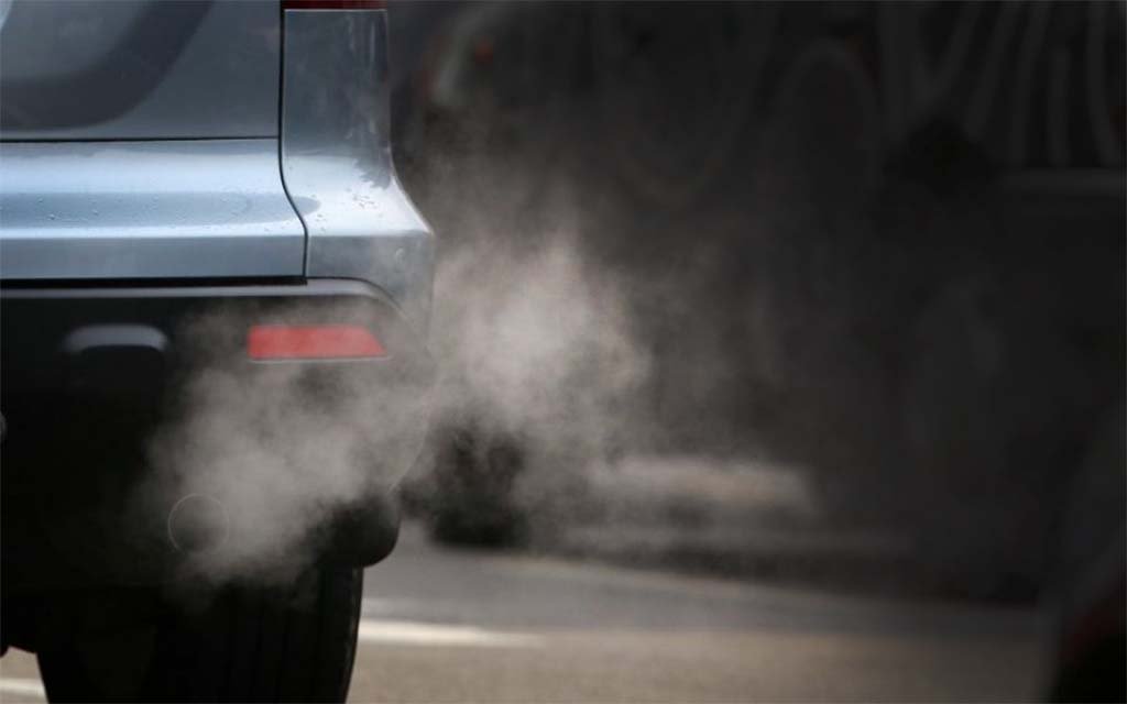 HeadlightNews_'s tweet photo. The EU has toughest CO2 rules on road but wants to crack down even harder. Current 57 mpg target for 2021 would rise 15%, and then 30% by 2030. Could force massive shift to battery-cars. https://t.co/x1HJJlwFNB #autoemissions #autopollution #batterycars #evs https://t.co/kKuVRRcZwM