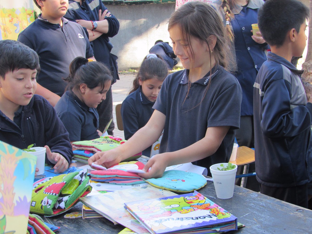 BibliotecaQN's tweet photo. #Biblioteca Pública de #QuintaNormal en feria del #medioambiente participo con cuentos, libros y dibujos, una entretenida mañana junto a alumnos de los colegios municipales de nuestra comuna https://t.co/ATP2Rx71Kv
