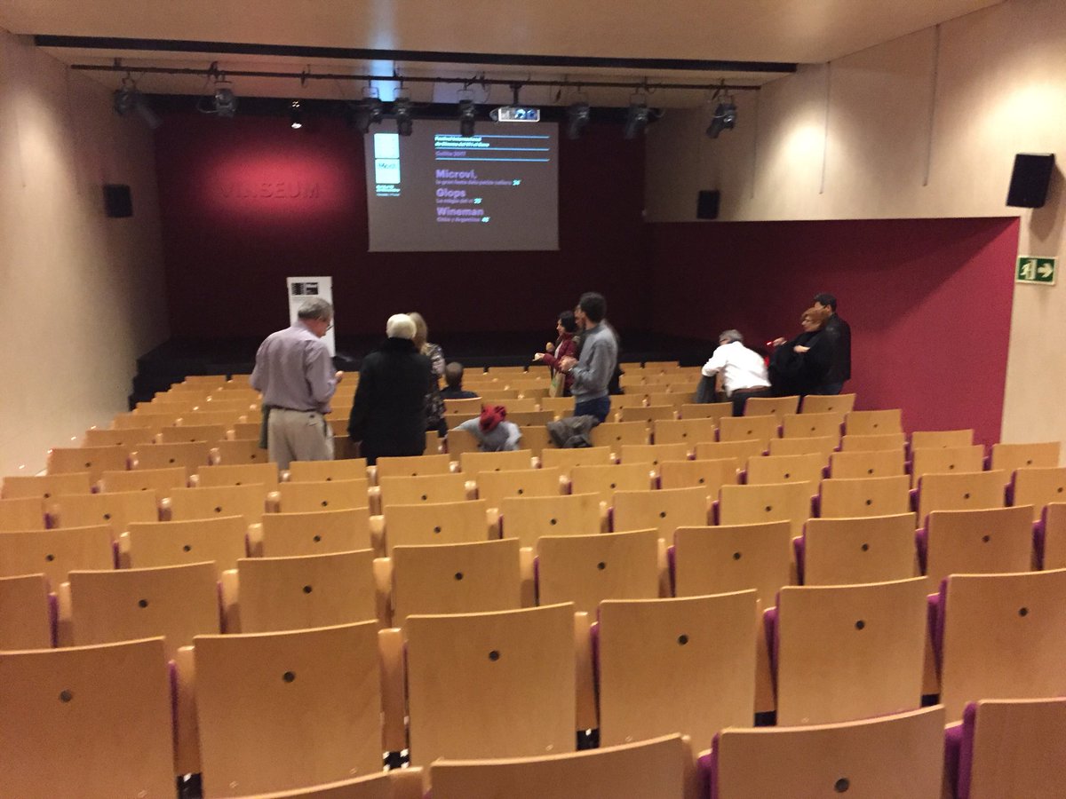 VisitaAvinyonet's tweet photo. Primers espectadors entrant ja a l’auditori del @vinseum #MicroVi2017 https://t.co/v8A17JHeY6