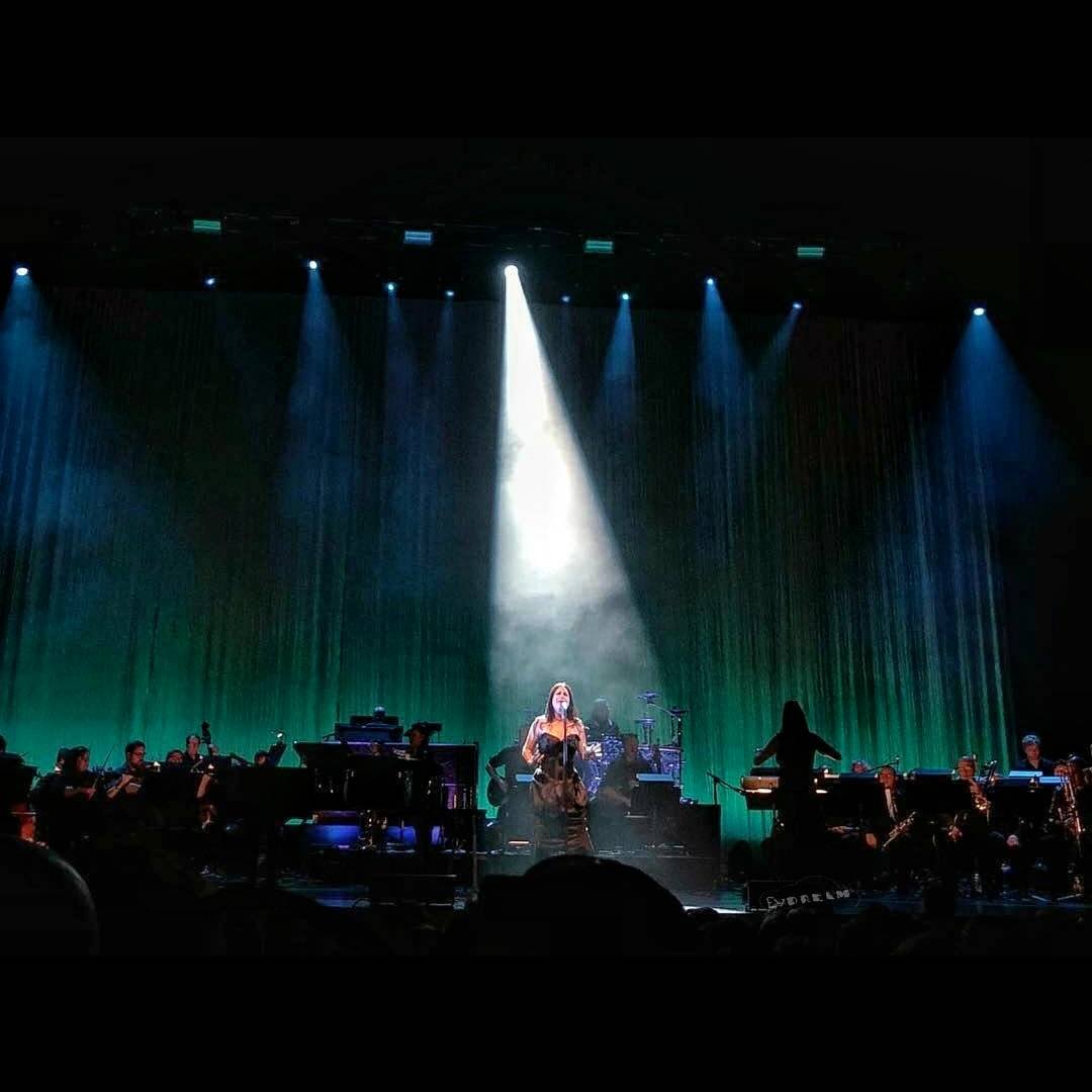EvDreamOficial's tweet photo. 🔊🔊🔊🔊 Mais algumas fotos do #SynthesisLive no @hippodromebway em Baltimore👏👏 #Synthesis #Evanescence #SynthesisTour2017 #SynthesisTour #Orchestra #AmyLee #Baltimore
🎥 @alymcguinnes
@shannondagon
Amber Fike https://t.co/r51DUmKliP