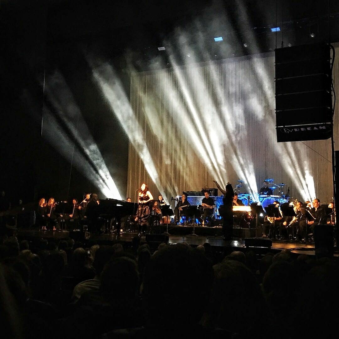 EvDreamOficial's tweet photo. 🔊🔊🔊🔊 Mais algumas fotos do #SynthesisLive no @hippodromebway em Baltimore👏👏 #Synthesis #Evanescence #SynthesisTour2017 #SynthesisTour #Orchestra #AmyLee #Baltimore
🎥 @alymcguinnes
@shannondagon
Amber Fike https://t.co/r51DUmKliP