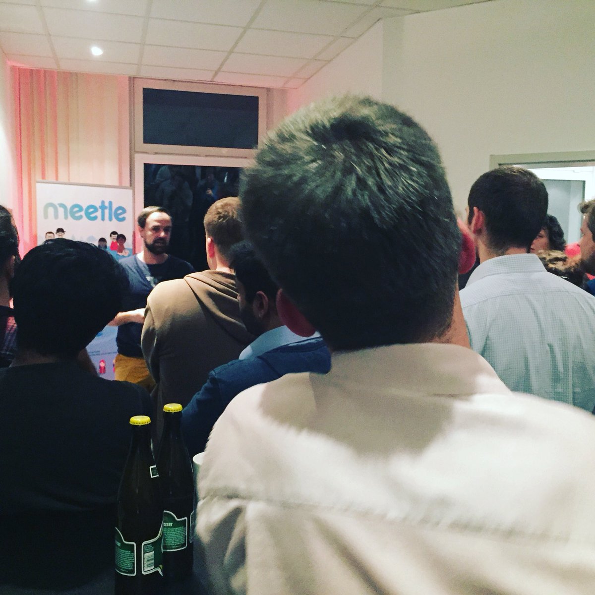 whyapply_de's tweet photo. Volles Haus bei @meetle_me zum #InnovatorsMeetup #4, Michael stellte uns gerade vor. Direkt im Anschluss viele Fragen und erstes Netzwerken. Macht schon mal Spaß. https://t.co/Vl58ajKn5V