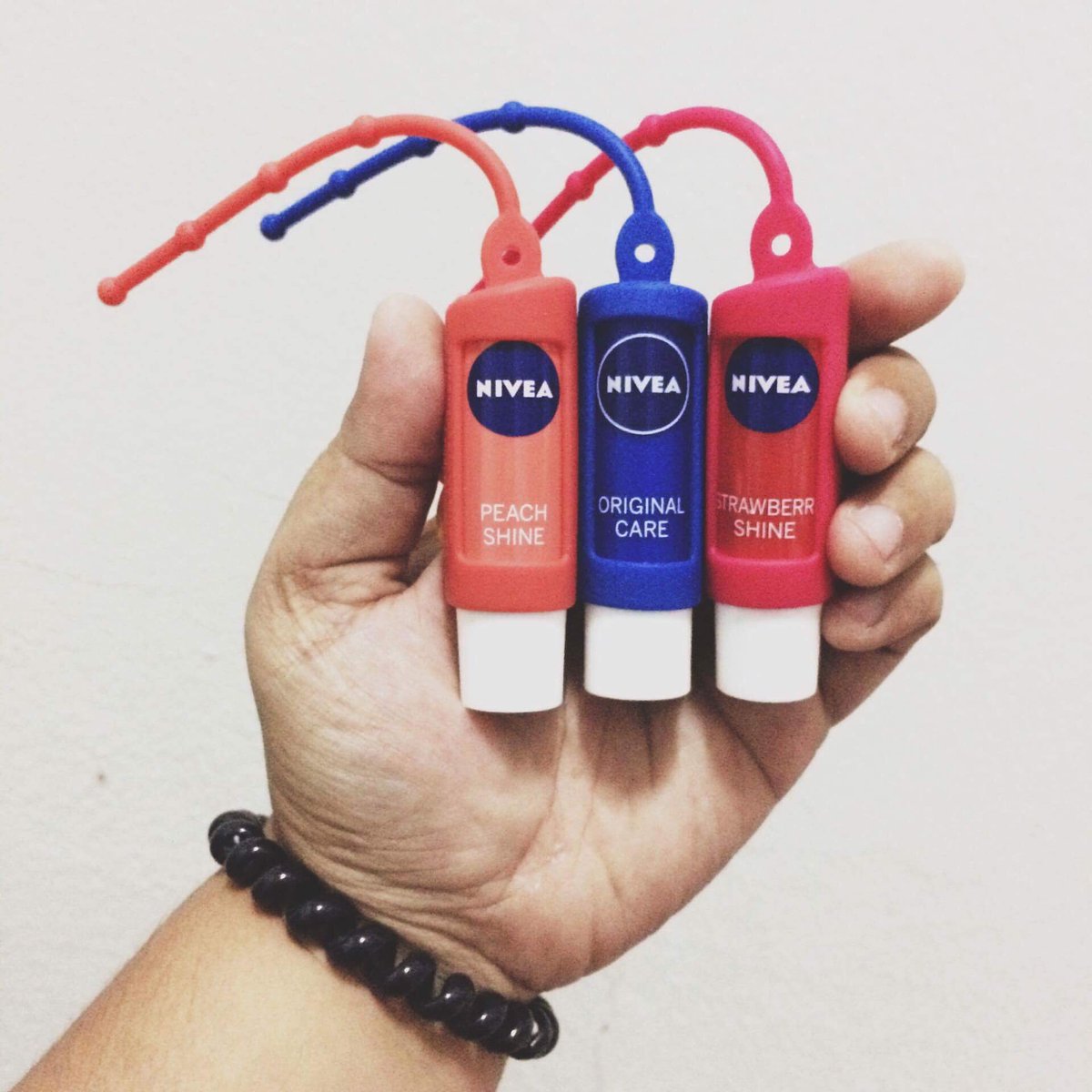 kohkae_n7's tweet photo. ดีงาม ไปตามหามาจนครบ เลิฟมาก 
Original care สีใสปากไม่แห้ง
Peach shine ส้มเรื่อๆน่ามอง
Strawberry shine ชมพูอ่อนน่าจุ๊บ 
#Nivea  #howtoperfact #howtobeauty #รีวิวเซเว่น #ลิปสติก https://t.co/72qL5QMjdE