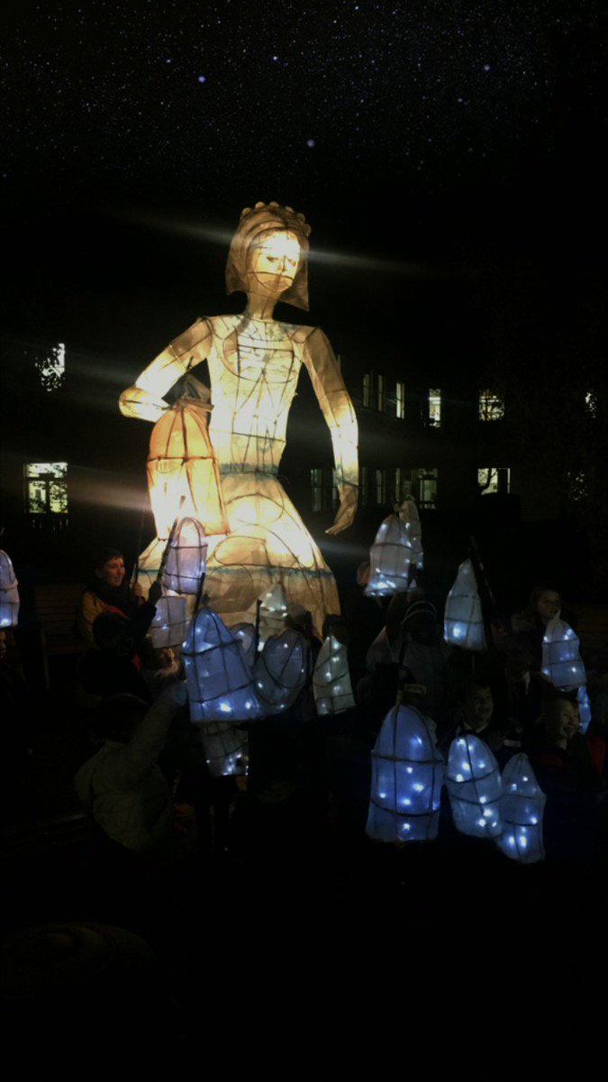 tvp_mk's tweet photo. LOOK AROUND YOU! Arts for Health &amp; #MKUH celebrating the #NHS and the fantastic work that the staff do #C9043 #C8694 #tvp #headwaymk #florencenightingale #Langlandschool #Netherfield #Miltonkeynes @Festive_Road https://t.co/Q9umlUmMtd