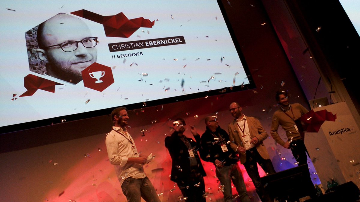 dskom's tweet photo. Toll war's - das #AnalyticsSummit ist zu Ende. Am Schluss gab's noch die Siegerehrung - Gewinner der #Analytics-Challenge 2017 ist @C_Ebernickel 🎉 Herzlichen Glückwunsch! Dank an die Orgas des #as2017 ... Wir sehen uns wieder im November 2018 😏 https://t.co/bcc3kRILWD