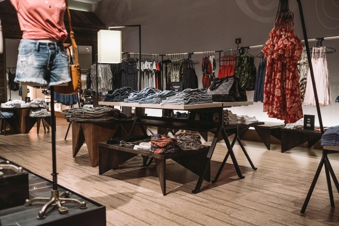 These beautiful displays, designed by Sawkille Co., were a treat to make &amp; look 🔥 in the <a href="/Abercrombie/">Abercrombie & Fitch</a> Polaris store:hubs.ly/H08Z8f60