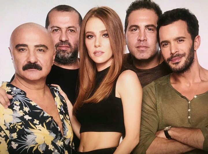 elcin1sangu's tweet photo. Crew 👊 @elcnsng @baris_arduc #ElçinSangu #BarışArduç #MutlulukZamani https://t.co/D73bLIS2Ri