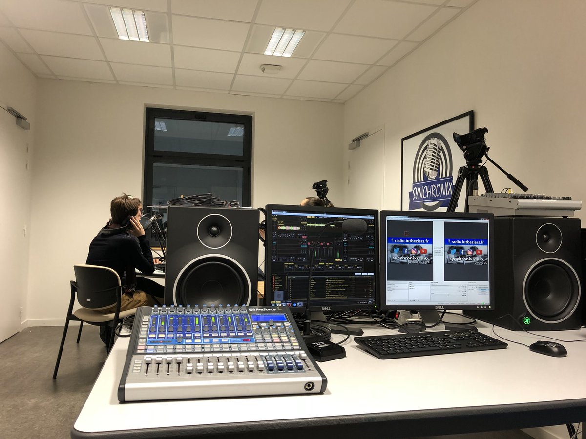 flo_guardiole's tweet photo. La radio de l’@Iutbeziers @synchronixradio est actuellement en studio en direct et en vidéo par ici ➡️ https://t.co/y6YmuSeWiB Les étudiants de MMI font vivre la #webradio #Synchronix #IUT #Béziers #Agglo https://t.co/d6if10I6jI
