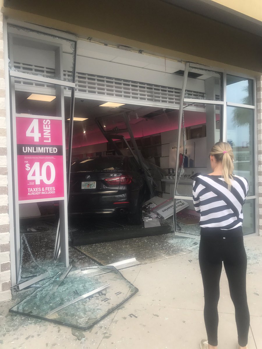 mgarcianews's tweet photo. Company car and okay but shaken, driver hit the accelerator instead of brake @FCN2go https://t.co/XBCyjv2y69