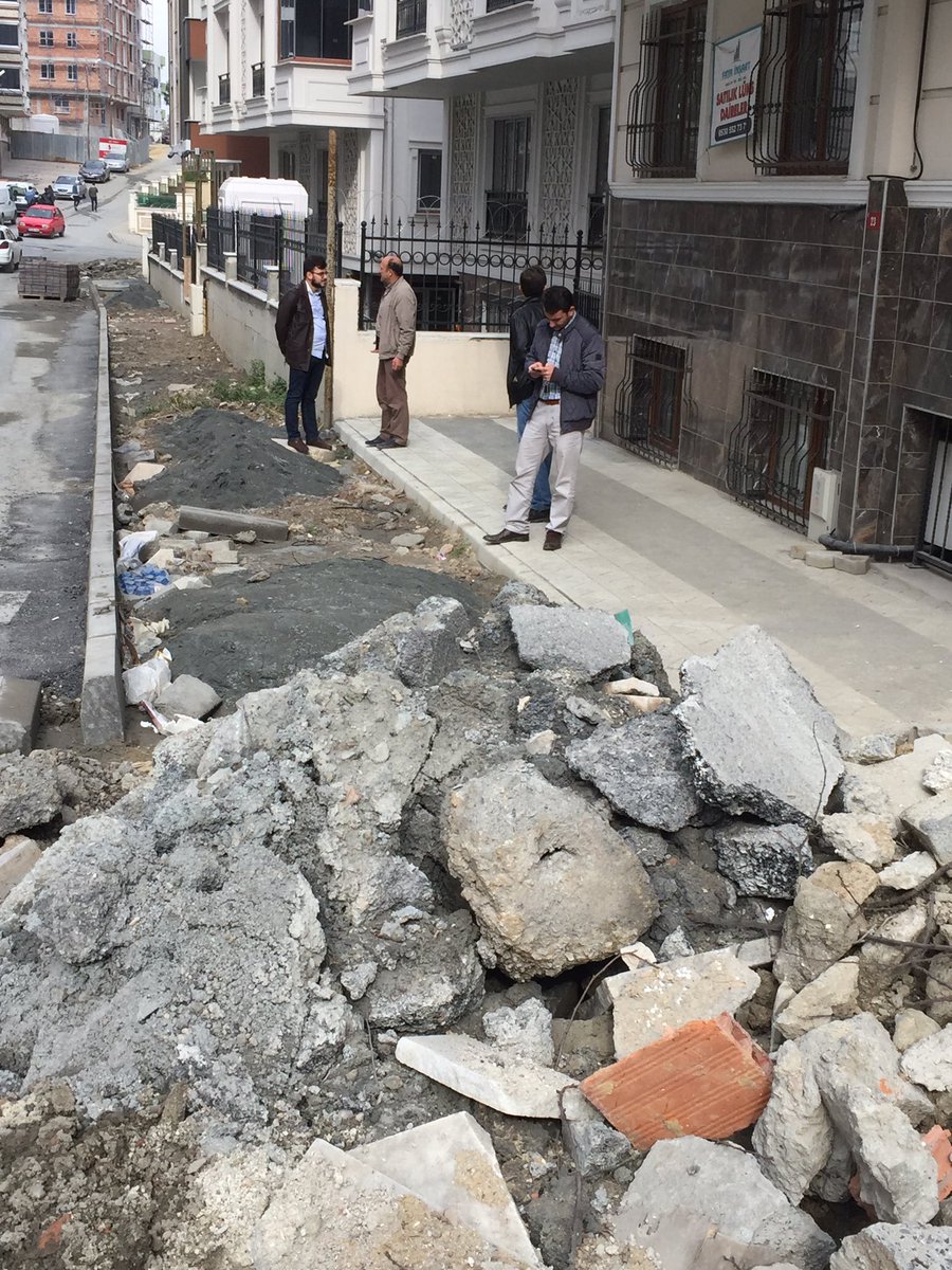 kazim_avvey's tweet photo. @sultangazibeled acaba 10 gün önce başladığınız ve yarım bırakıp gittiğiniz kaldırımı yapmayı düşünüyormusunuz? https://t.co/JhlxlFLdrP