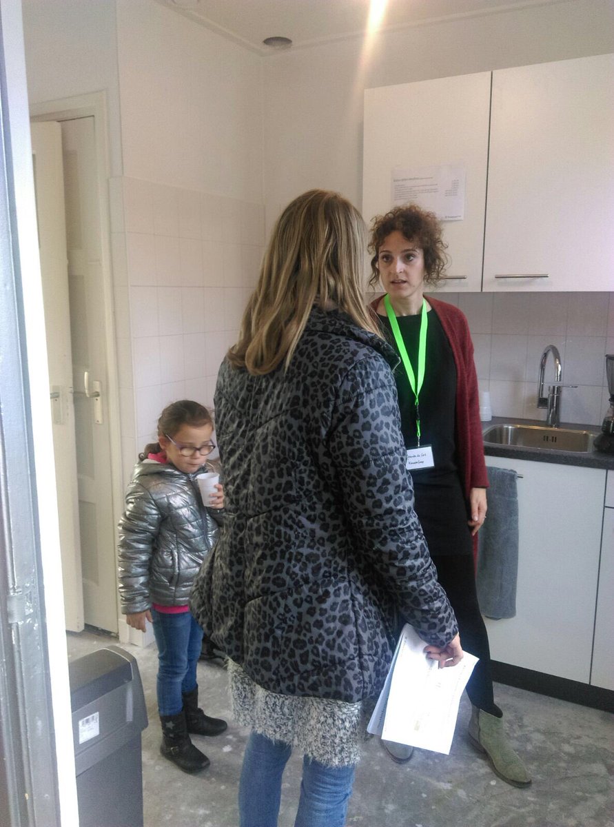 wonenbijJOOST's tweet photo. veel bewoners laten zich vandaag informeren in #modelwoning over groot #onderhoud woningen Van Hornstraat en Dufourstraat ism @KnaapenGroep https://t.co/G9eMpwY0uK