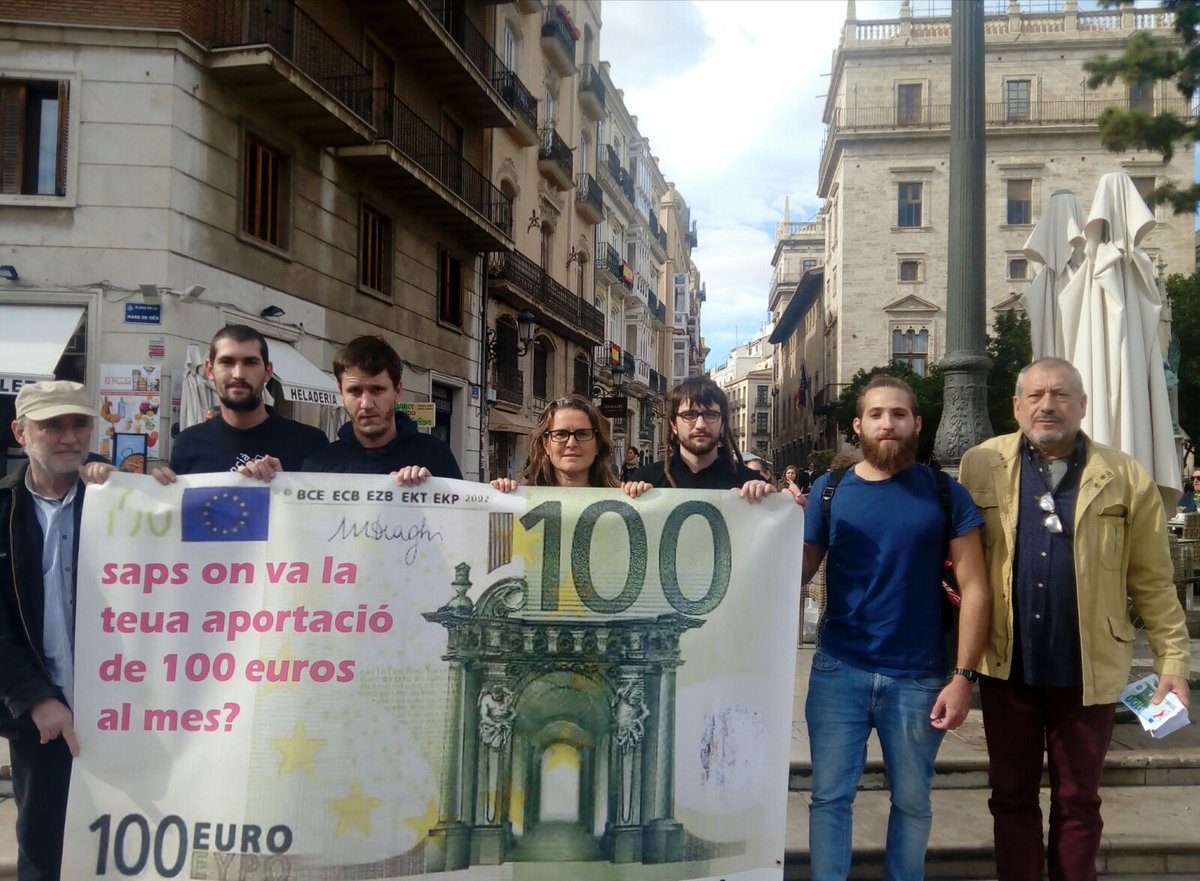 Decidim_'s tweet photo. @DaDPV i @Jodad hem repartit hui, milers de "bitllets" de 100 € explicant l'infrafinançament, el deute injust i odiós i l'espoli que patim al País Valencià. També hem convocat a la manifestació del #18N. #NoAlInfrafinançament
  #NoAlDeute
  #NoAlEspoli
  #FinançamentJust https://t.co/0mcCebz37J