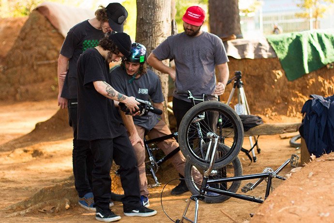 Muito além do skate: Street Combatt x BMX — Durante alguns meses deste ano, a <a href="/StreetCombatt/">StreetCombatt</a> montou um pequeno time de atletas profissionais e decidiu acompanhar e conhecer um pouco mais do seu mundo. Na garupa na bike de Bruno Tatini >>  goo.gl/ViM6f3