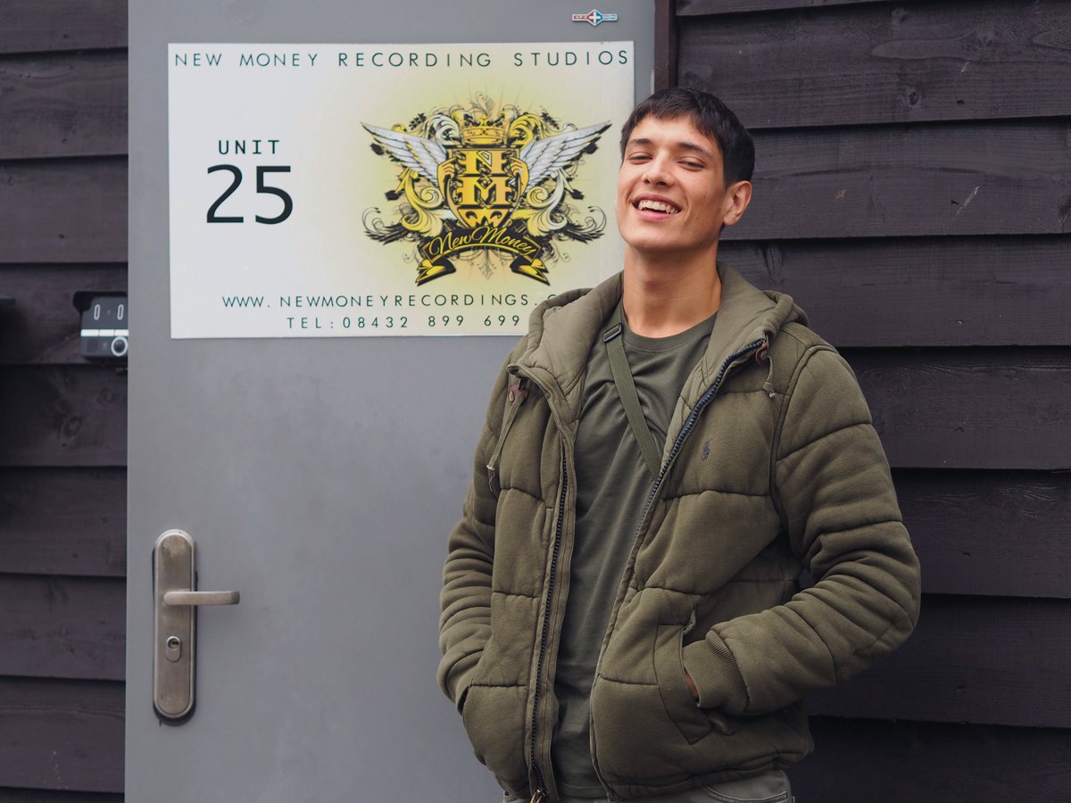 aaronunknownn's tweet photo. Proud is an understatement, I’m humbled to announce my Debut EP; “2 Sides” will be released 22.11.2017. Available on all digital platforms via @unknownrecords, more than excited to share this 2 year journey with you all 🤗 #IssaWrap #UnderNewKnowledge 🌍 https://t.co/ThonmJdoHk