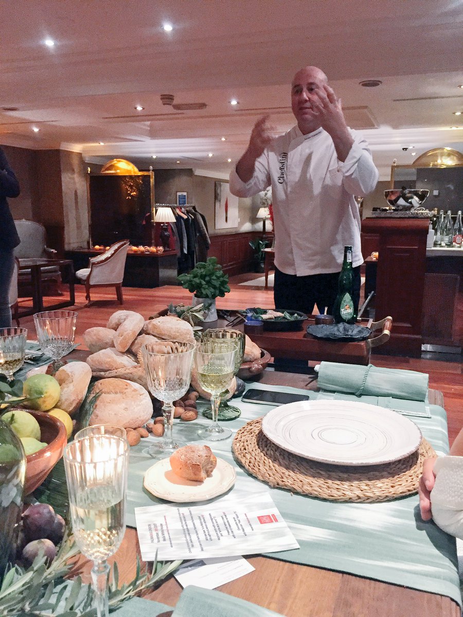 passionforpalma's tweet photo. El xef estrella Michelin @TomeuCaldentey explica amb passió la seva creació per promocionar la gastronomia a #PalmaInLondon https://t.co/eKvMftiy0f