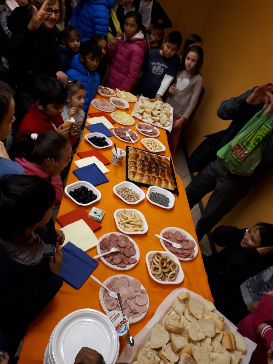 il_bosco_acm's tweet photo. Una deliziosa merenda in #Romania! Cibi squisiti preparati con amore, giochi e lavoretti per imparare divertendosi. Grande protagonista, ovviamente, #dracula (che non era un conte ma un principe!!🐲) #ilmondoamerenda #malpensata #Bergamo https://t.co/NtqS1QI5jf