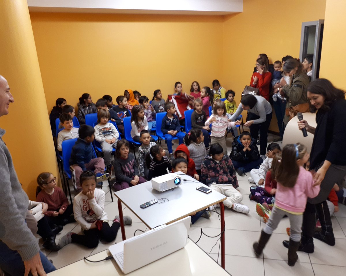 il_bosco_acm's tweet photo. Una deliziosa merenda in #Romania! Cibi squisiti preparati con amore, giochi e lavoretti per imparare divertendosi. Grande protagonista, ovviamente, #dracula (che non era un conte ma un principe!!🐲) #ilmondoamerenda #malpensata #Bergamo https://t.co/NtqS1QI5jf