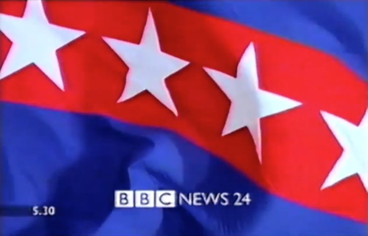 valentinsocha's tweet photo. Il y a 20 ans, jour pour jour, naissait BBC News 24. En vingt ans d’existence, et disons-le tout net, son identité visuelle est entrée au panthéon du design graphique. Yep, rien que ça.
Ça valait bien un petit thread rétrospectif, non ? 😉 #habillage #bbcnewschannel20 https://t.co/piM9y6cT9a