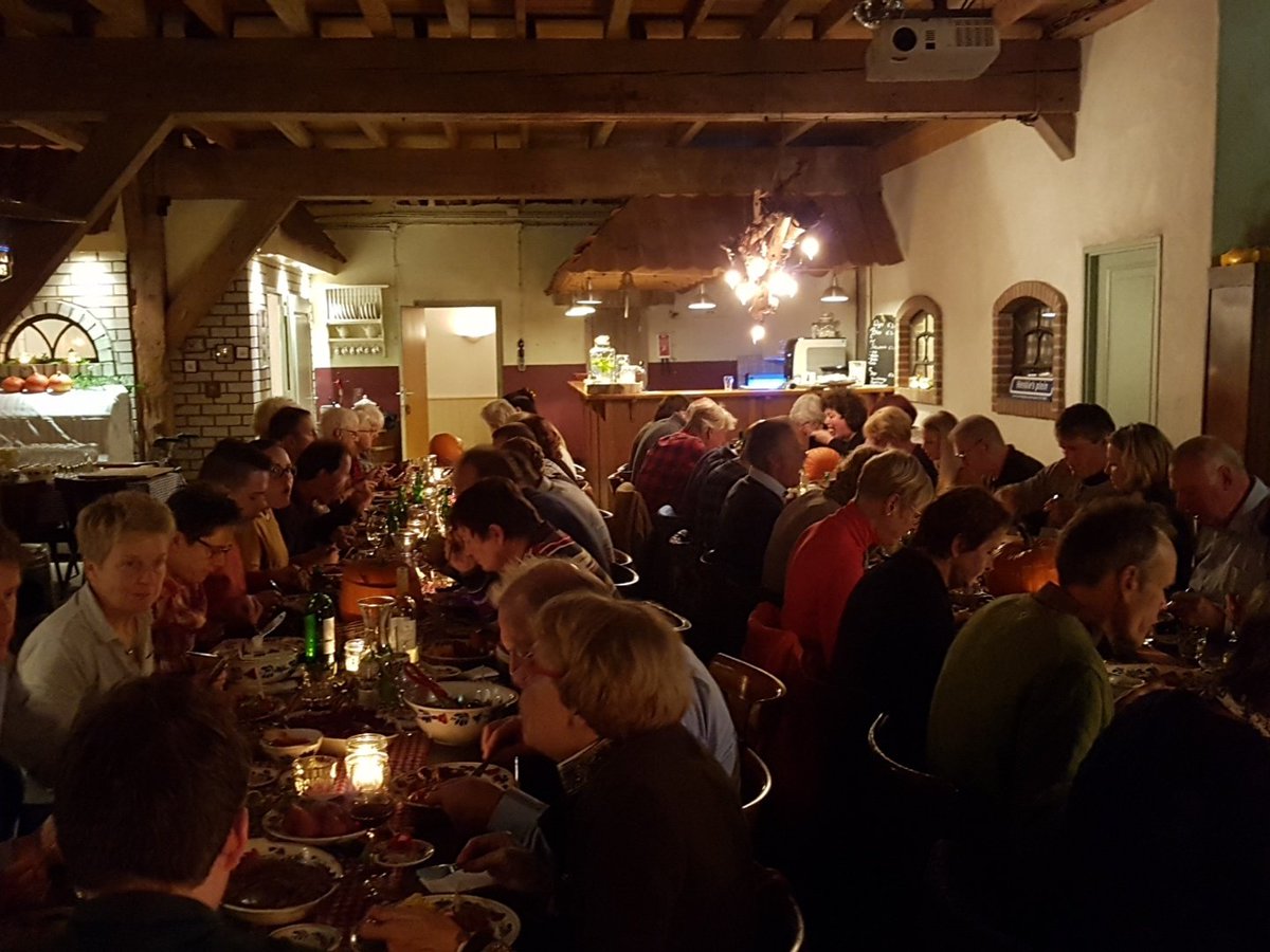 gezellige drukte en heerlijk eten bij het aanschuifdiner van <a href="/KrommeRijnBTB/">KrommeRijnBTB</a> bij <a href="/Leuterveld/">Wilma de Rooij</a> .