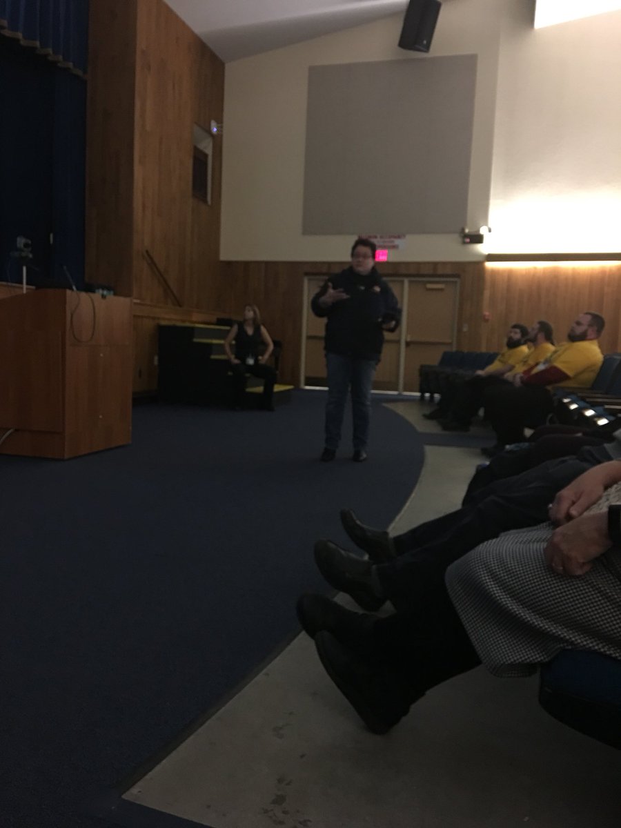 mrsdfregoe's tweet photo. @VictoriaL_Day doing an #appshowcase right now at #GCSTechSummit #gcsdtechies #wearegouverneur https://t.co/V2njaq8Ke8