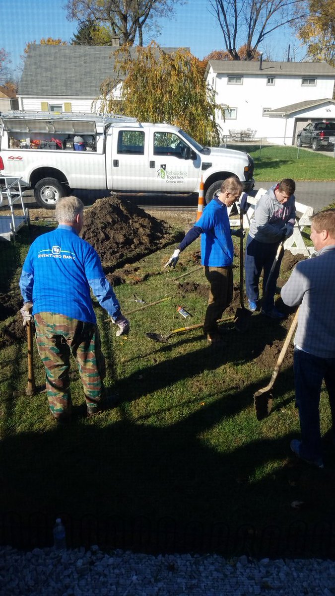ModconLiving's tweet photo. Thanks to the awesome volunteers from @FifthThird for helping us keep our veterans warm, safe, and dry! #53vets #homerepair #safeandhealthy https://t.co/QwfdRZtaj9