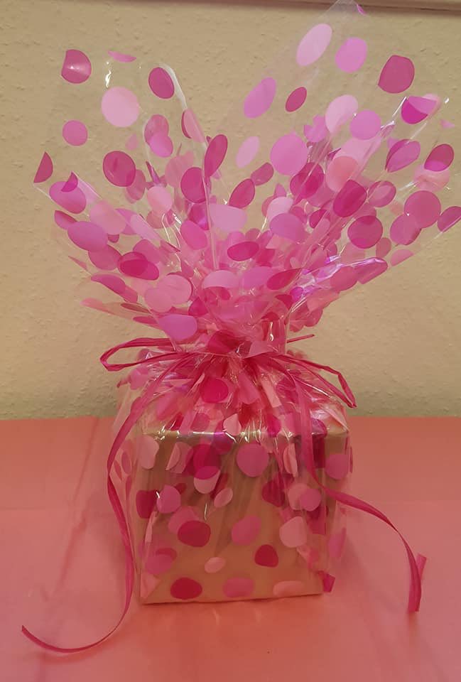 TableDeBonbons's tweet photo. #ThursdayThoughts โDid you know we offer a gift wrapping service for all our giftsโ? #prewrapped #gifts #stressfree. All you need to do is tell us the theme or colour and we do the rest. Posted throughout UK https://t.co/EWHZnQYLcC