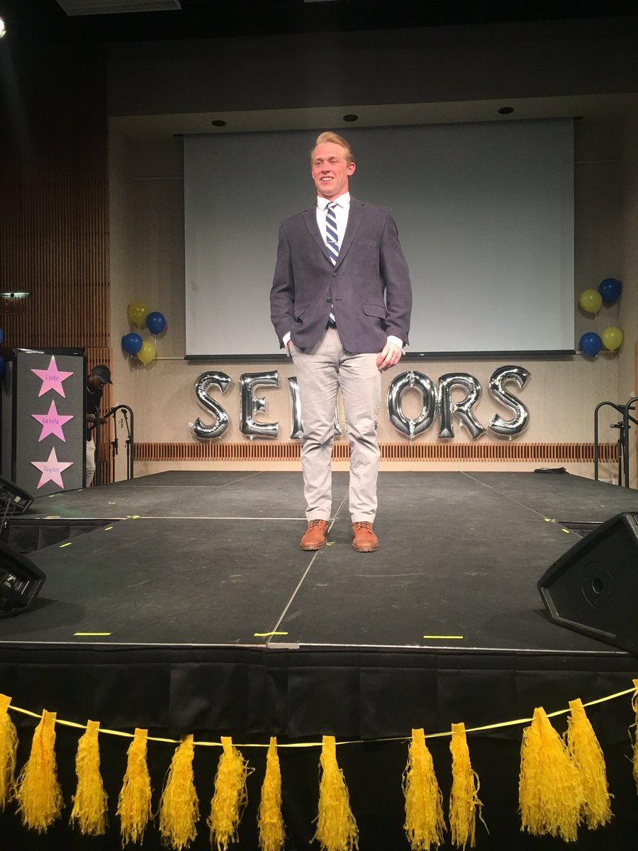 ICClassOf2018's tweet photo. Senior Taylor Catz is #55 on the football team and is studying abroad in London next semester! https://t.co/3PPN5Yz0tJ