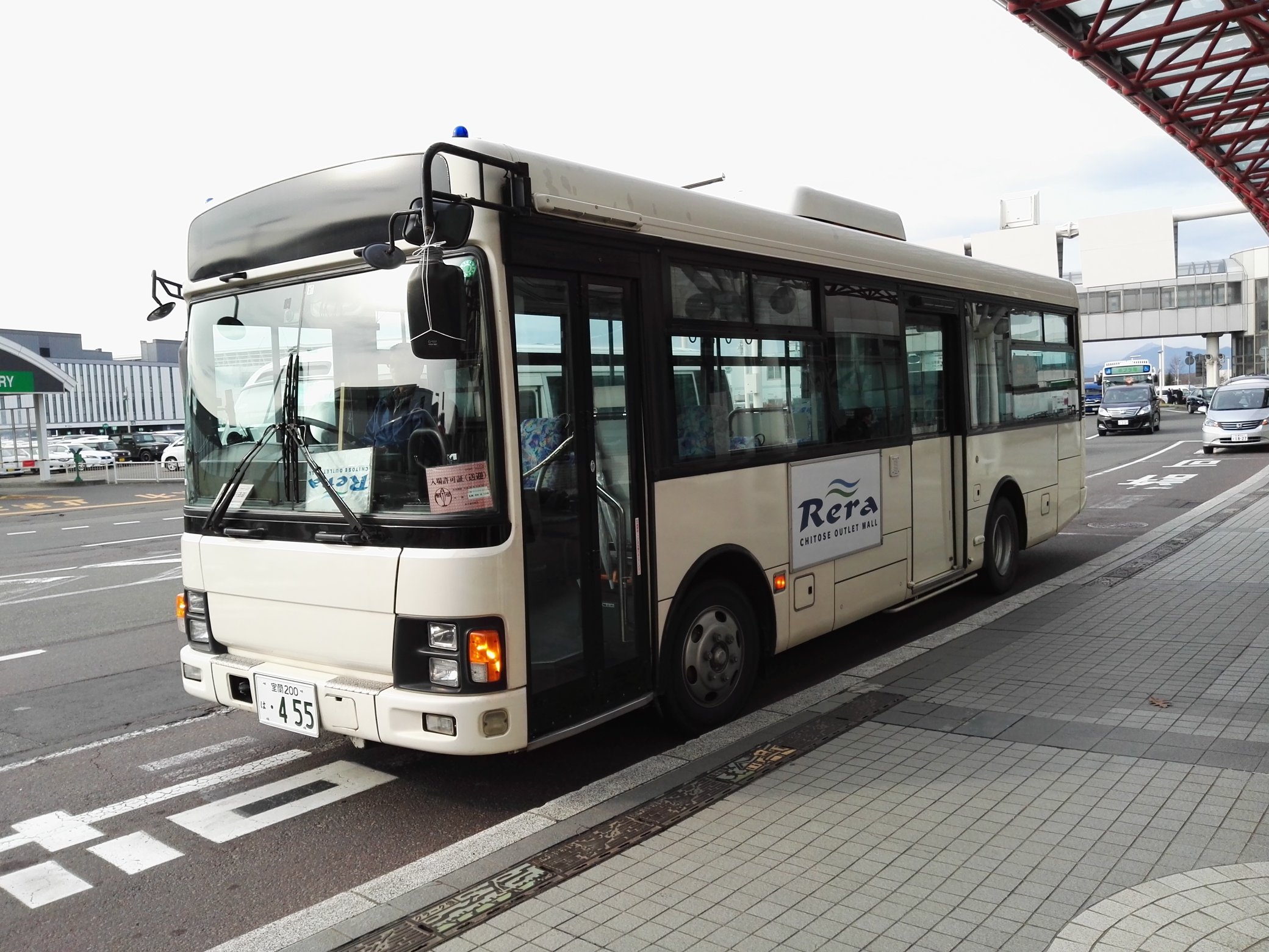 よしき 9月も北海道へ On Twitter 新千歳空港からは南千歳のアウトレット行きの無料シャトルバスへ 駐車場会社のバス等の乗り場 結構遠い Jrだとひと駅で310円も取るので 行きはちょうど開店時間に乗れて助かりました Https T Co Qjrbqfnhga Twitter