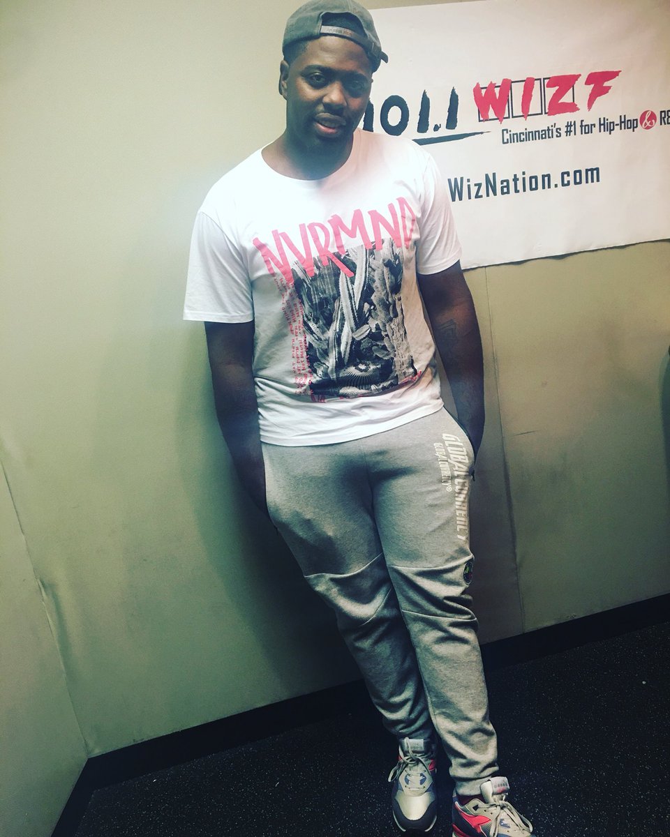 SharifsUniverse's tweet photo. #Kingin Alert! We live on @SharifDKingShow @wiznationcincy https://t.co/bHKFsr0oTp here til midnight you know the vibes! #KingSharif7to12 #TheCrownLife #TheeNewKool https://t.co/qIek4g4hcQ