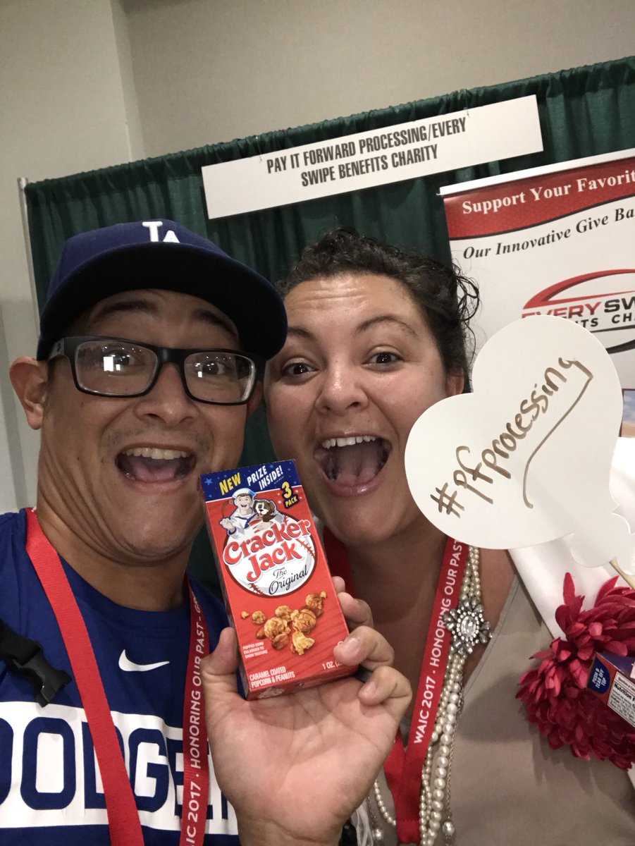 IkariEric's tweet photo. Cracker jacks oh hell yes!!!#waic2017 https://t.co/09nLTuI0sM