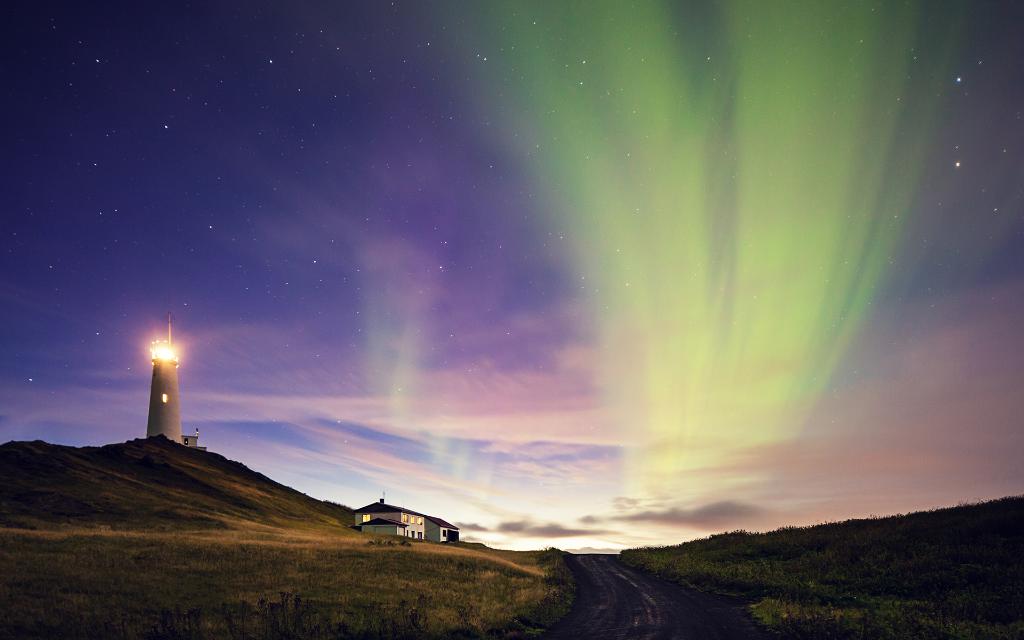 Windows's tweet image. 🌟 Brighten up your #Windows10 desktop with this 12-image set of lighthouses under gorgeous night skies. Get it here: msft.social/fB3Mll