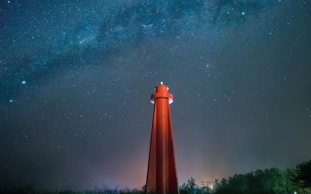 Windows's tweet image. 🌟 Brighten up your #Windows10 desktop with this 12-image set of lighthouses under gorgeous night skies. Get it here: msft.social/fB3Mll