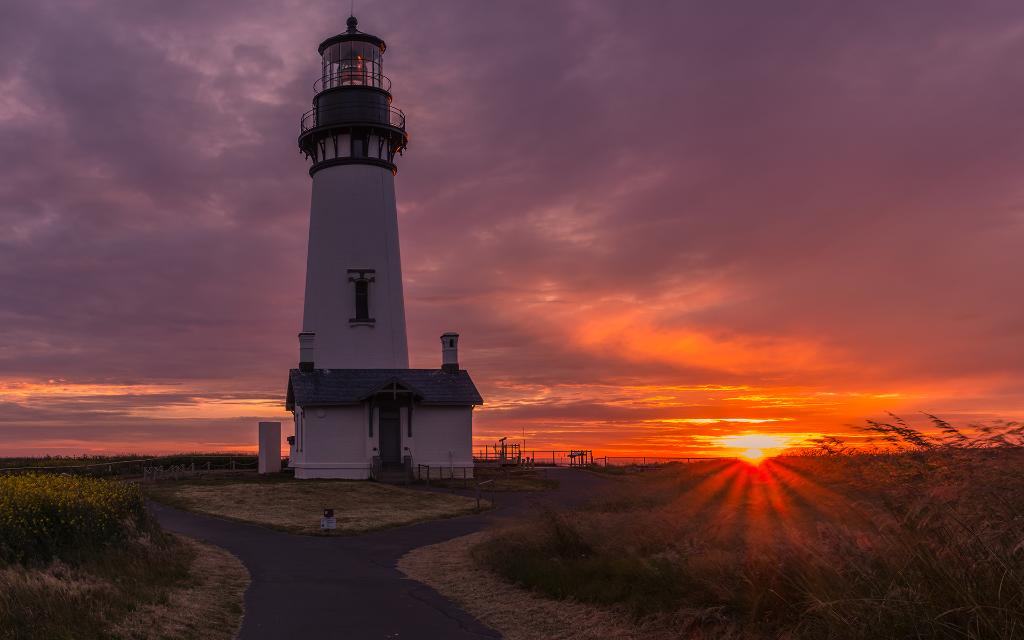 Windows's tweet image. 🌟 Brighten up your #Windows10 desktop with this 12-image set of lighthouses under gorgeous night skies. Get it here: msft.social/fB3Mll