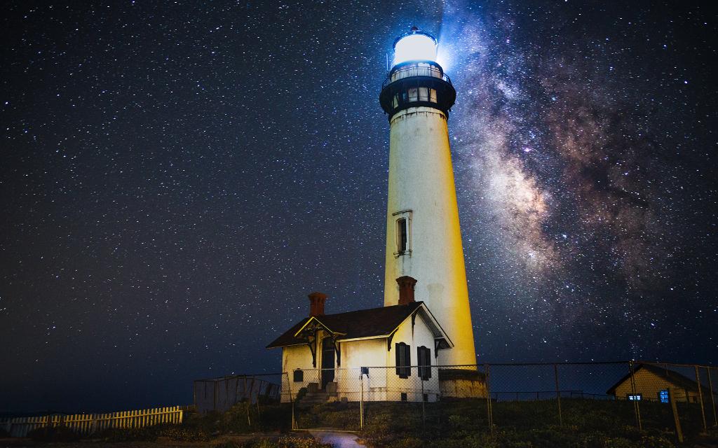 Windows's tweet image. 🌟 Brighten up your #Windows10 desktop with this 12-image set of lighthouses under gorgeous night skies. Get it here: msft.social/fB3Mll