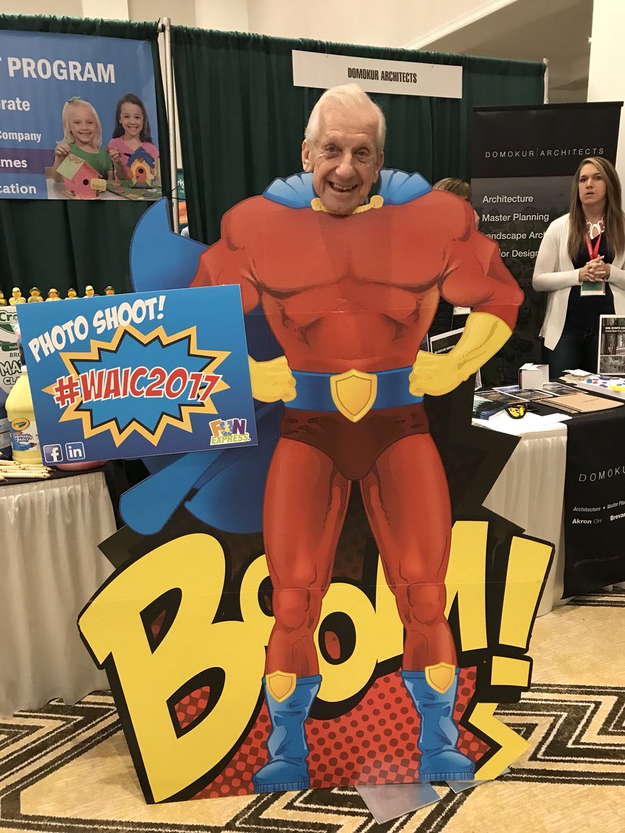 maria_horner's tweet photo. It’s a bird, it’s a plane...it’s super Captain Mike! #waic2017 https://t.co/woqLrTfQnD
