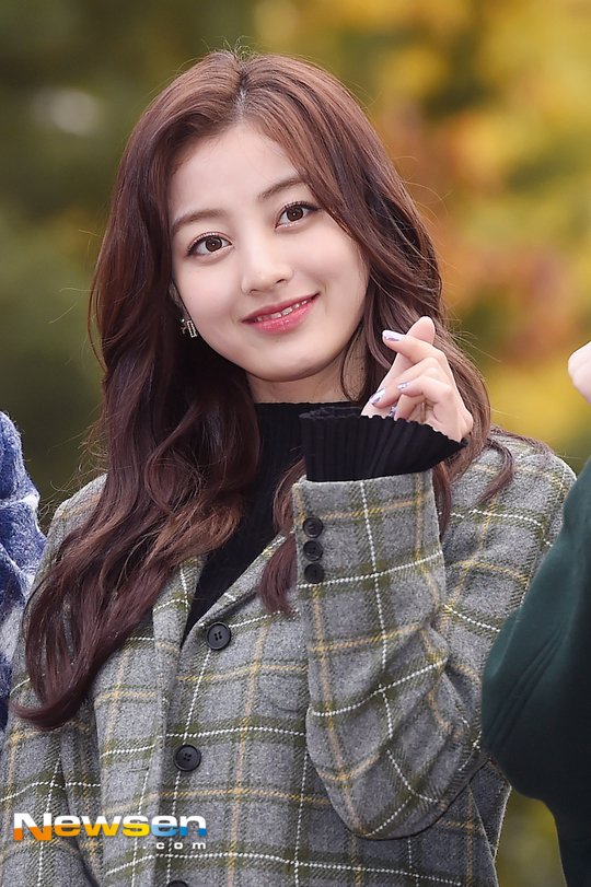 Lately Twice Jihyo Is Looking So Much Like Rainbow Jaekyung She S Coming For That Visual Position Random Onehallyu