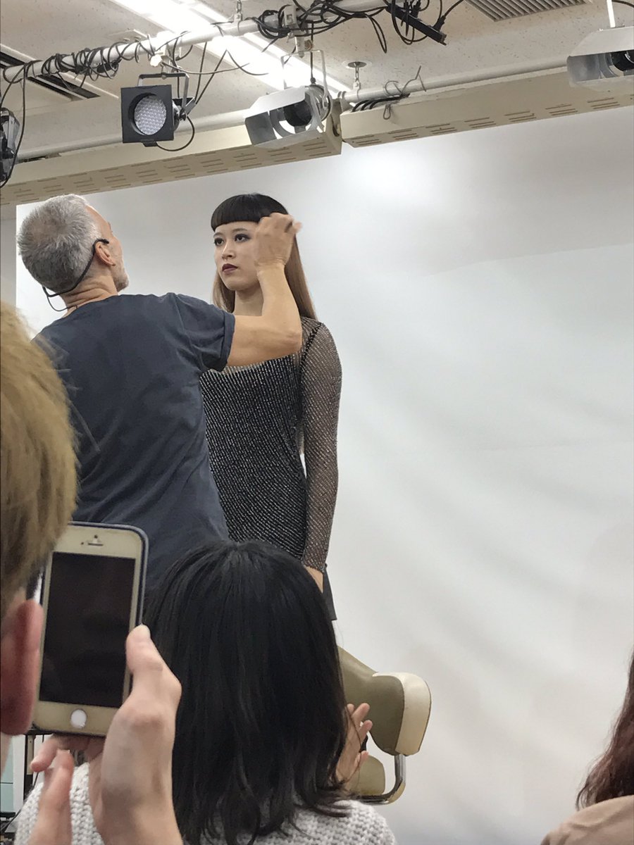 みなよ Hobのセミナー本当にすごかった アキンさんが 美容師はアーティストじゃなくて職人である ってすごく共感した あんなに 有名な人が日美にきて セミナー開いてくれて カットも間近で見れて いい経験ができた 一つ一つの作業 丁寧に細かく自分