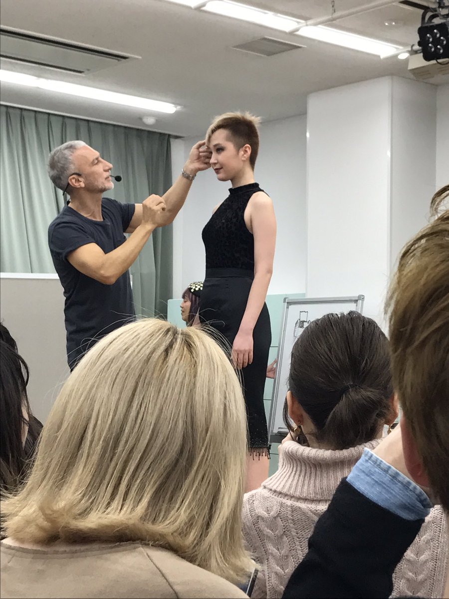 みなよ Hobのセミナー本当にすごかった アキンさんが 美容師はアーティストじゃなくて職人である ってすごく共感した あんなに 有名な人が日美にきて セミナー開いてくれて カットも間近で見れて いい経験ができた 一つ一つの作業 丁寧に細かく自分