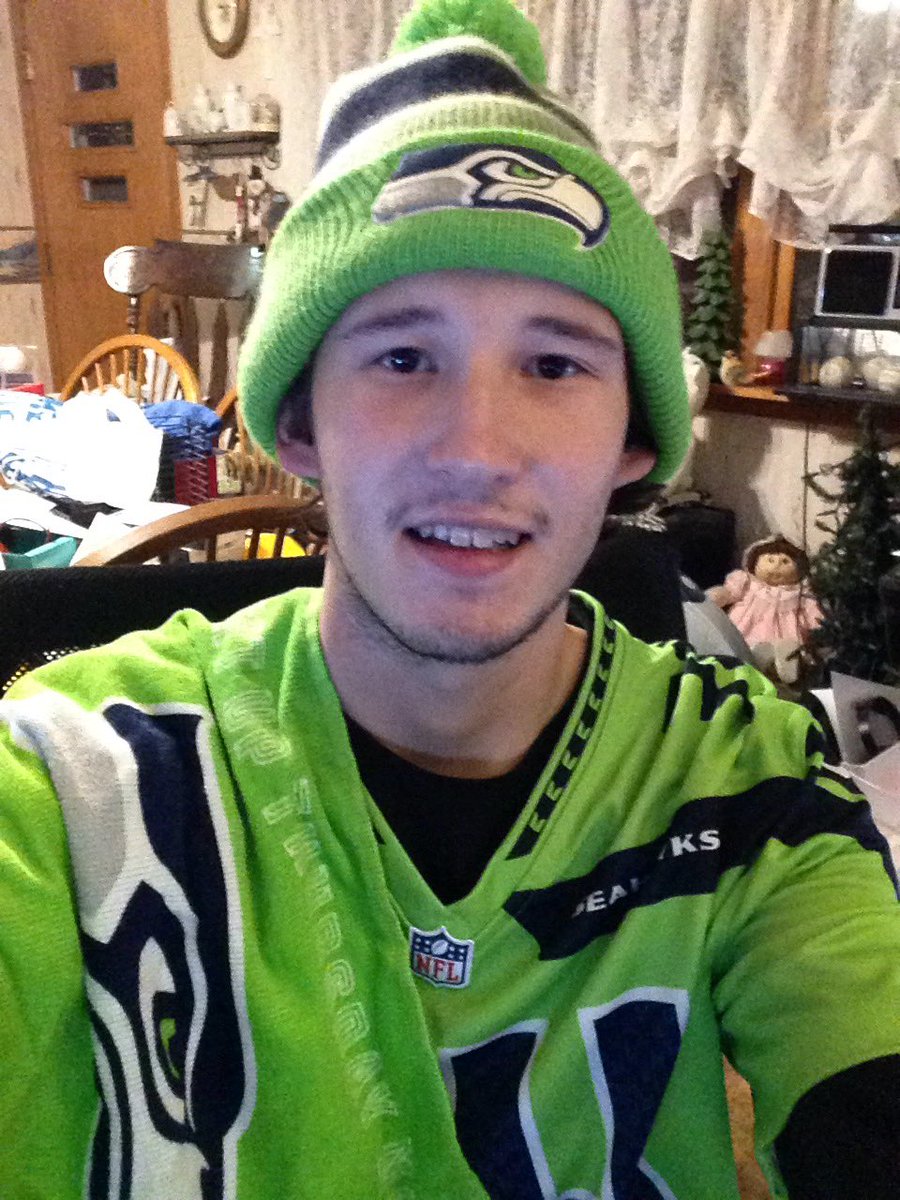RoyalsSac206Fan's tweet photo. Ready to cheer on the @Seahawks from Missouri!!!! #Seahawks #WeAre12 #GoHawks #12sEverywhere #ActionGreen #TNF #LightUpThursdayNight #12sOnQ #Q13FOX ππππππππππππ https://t.co/a8Kc8IQAWv