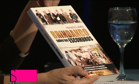 QMnoticias's tweet photo. #NotasVerdaderas @Horaluz presentó en 2012 el libro ‘Brindando sobre los escombros’ donde autoridades y figuran personajes que fueron procesados durante las investigaciones de los atentados. https://t.co/2P9i58OleQ