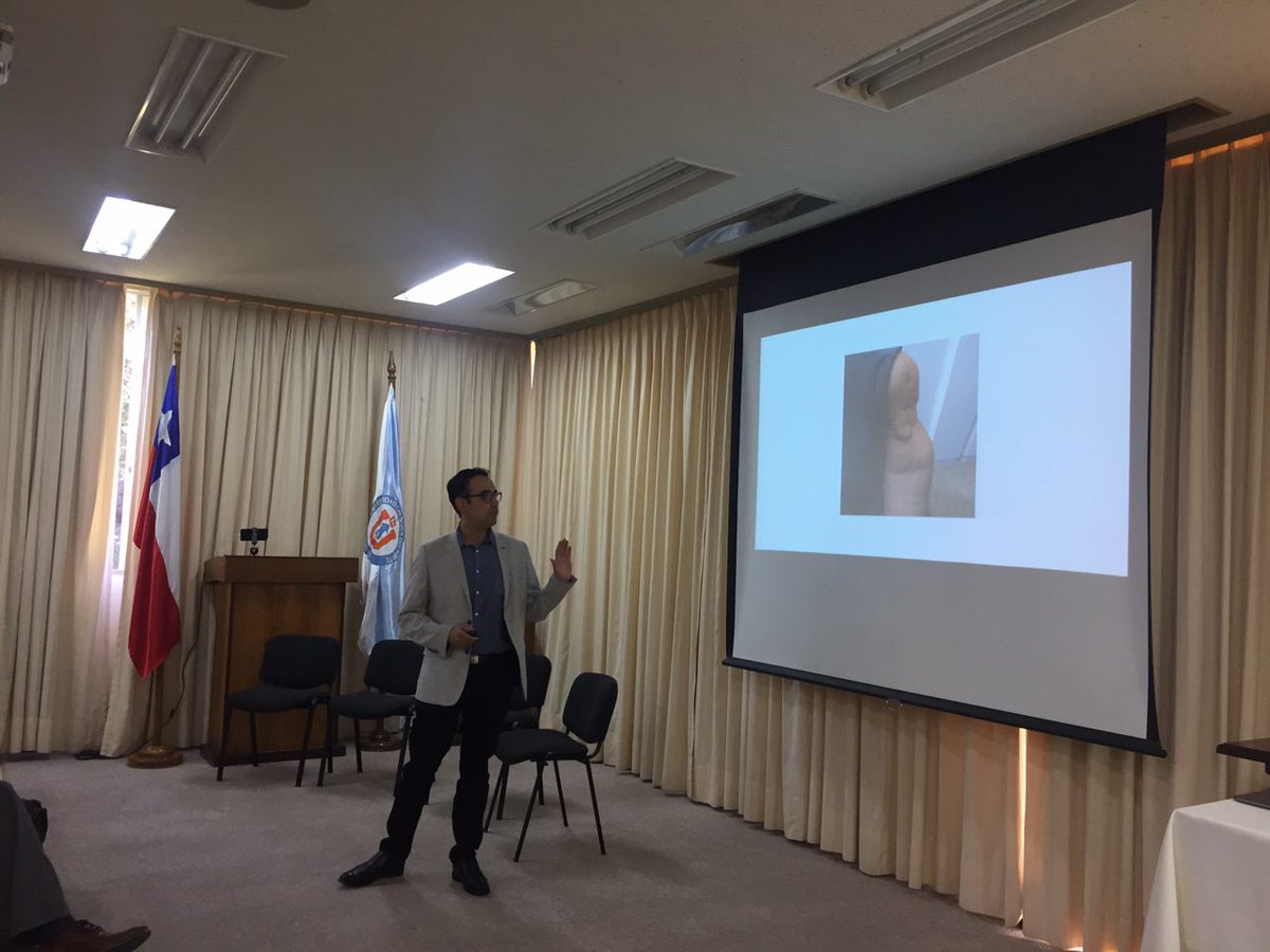 SantiagoHealth's tweet photo. Dr. Roberto Alfaro nos presenta en #Health20 prototipos ortopédicos de bajo costo en @HSPCoquimbo: "la innovación tecnológica se puede dar no sólo en sistemas, sino también en prototipos" https://t.co/FG1grsbLS8
