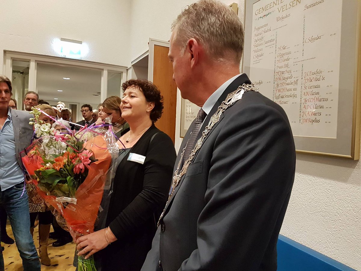 Burgemeester Dales overhandigt bloemen aan Linda Klinkenberg als blijk van waardering voor het waarnemen van de functie van griffier in de afgelopen griffierloze periode #raadvelsen * foto <a href="/mmdegier/">M.M. de Gier</a>