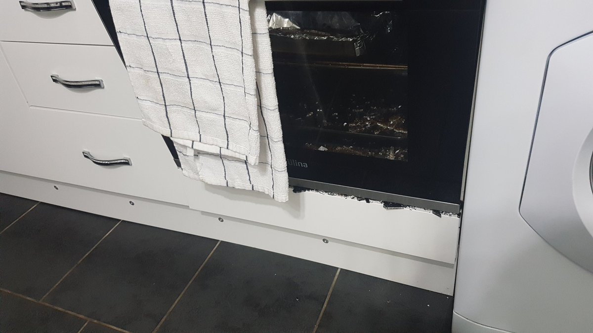 Chloetbingham's tweet photo. 1) What I've learnt today: always be weary when cooking a roast in the oven as the door might just explode on you:see below. 2) Do not wear thermals under my clothes to the #srccouncilmeeting because I will boil 3)Arrive at the GUU at 05:00 next year to join the #DaftFriday queue https://t.co/WpTyru7f9D