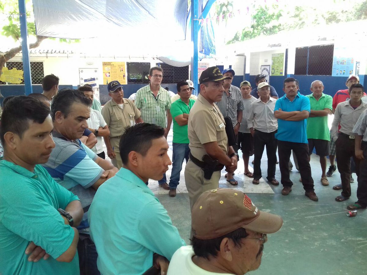 Reunión con pescadores artesanales de las playas Jaguey, Metaza, Tirola y Tamarindo, para abordar problemática de pesca con explosivos. Participan: Alcaldía de Conchagua, Fuerza Naval, Fundatamarindo y MARN.