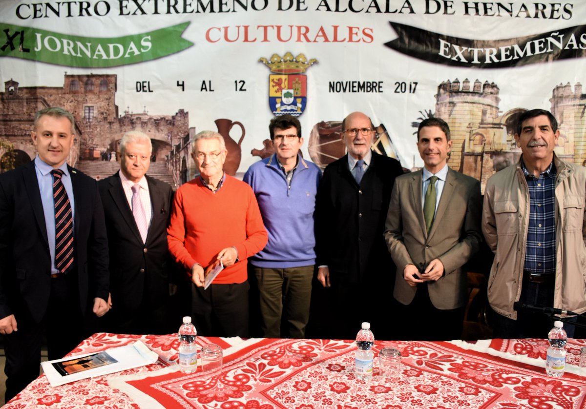 El Centro Extremeño celebra sus XL jornadas culturales extremeñas. Hoy, conferencia sobre #500Cisneros a cargo de Arsenio Lope Huerta.

Además, el Centro Extremeño ha querido homenajear a los alcaldes de Alcalá de Henares de los últimos 40 años.